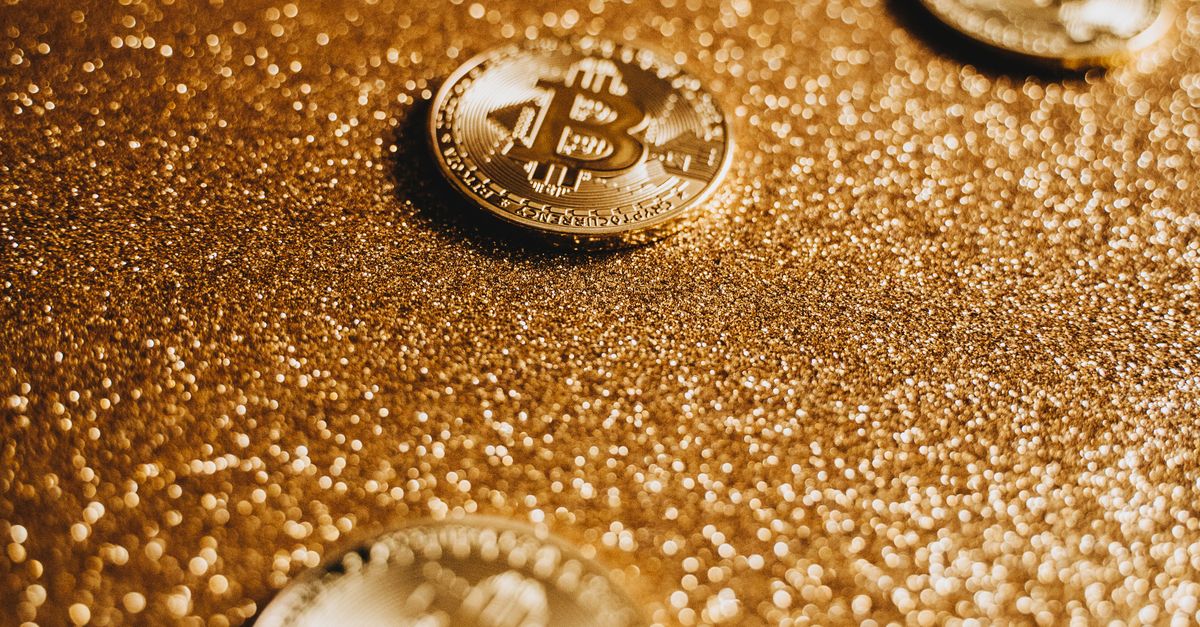 Bitcoin vượt 77.000 USD — làn sóng CLARITY Act và altcoin season 2026 cho nhà đầu tư Việt Nam
