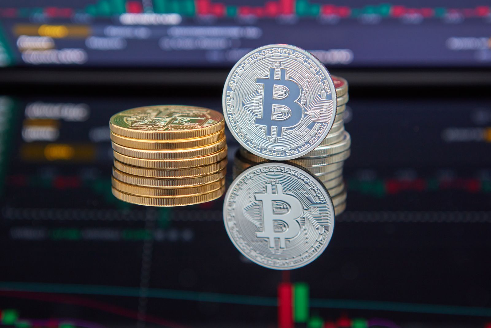 Các đồng Bitcoin xếp trước biểu đồ nến giao dịch — Bitcoin neo vùng 78.000–80.000 USD trong 24 giờ trước khi CPI Mỹ công bố ngày 11/9/2026