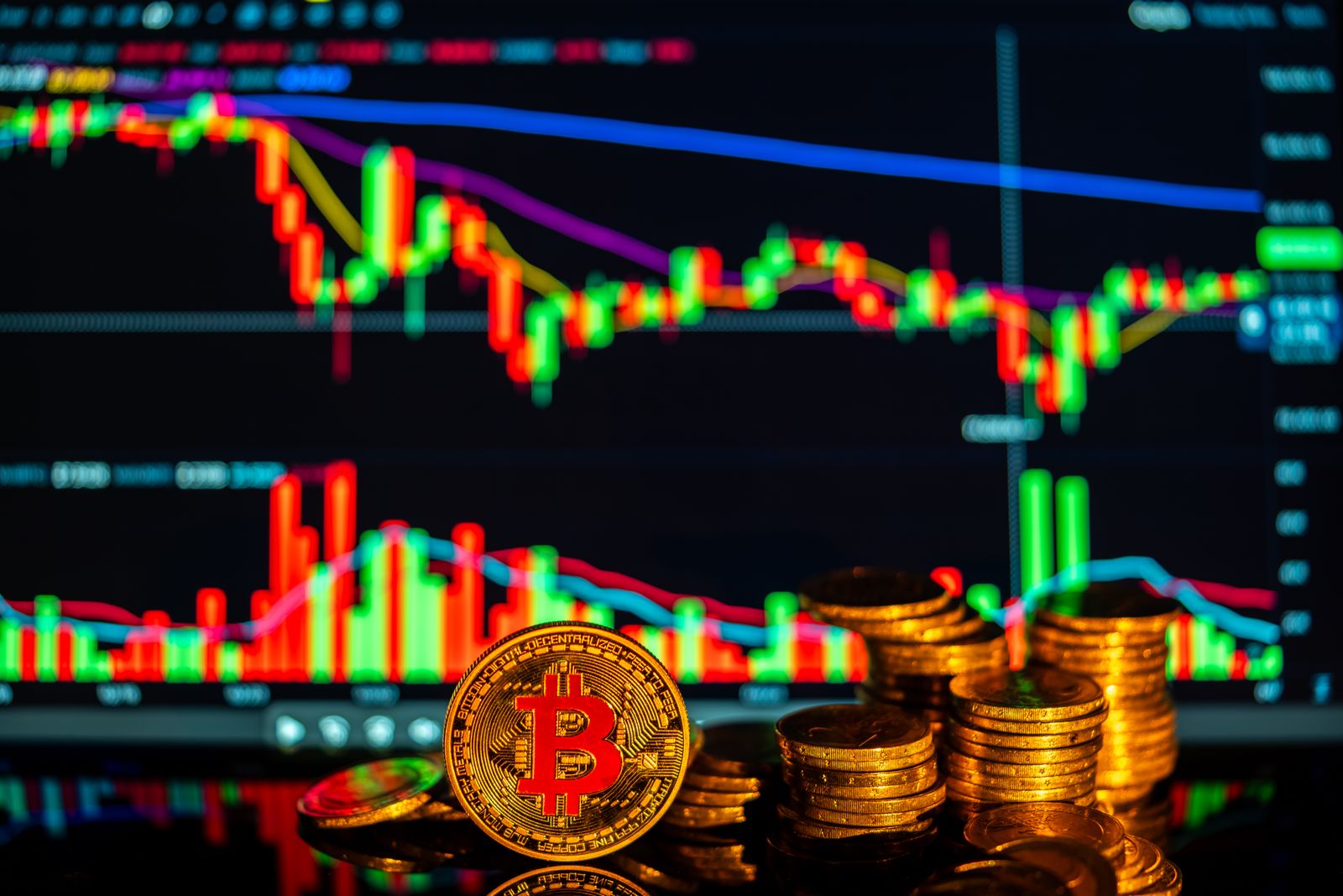 Đồng Bitcoin đặt trước biểu đồ giá đang điều chỉnh — Bitcoin thủng 79.000 USD về vùng 78.300 USD, ETF vẫn gom hàng, đếm ngược 6 ngày tới phiếu 60 CLARITY Act