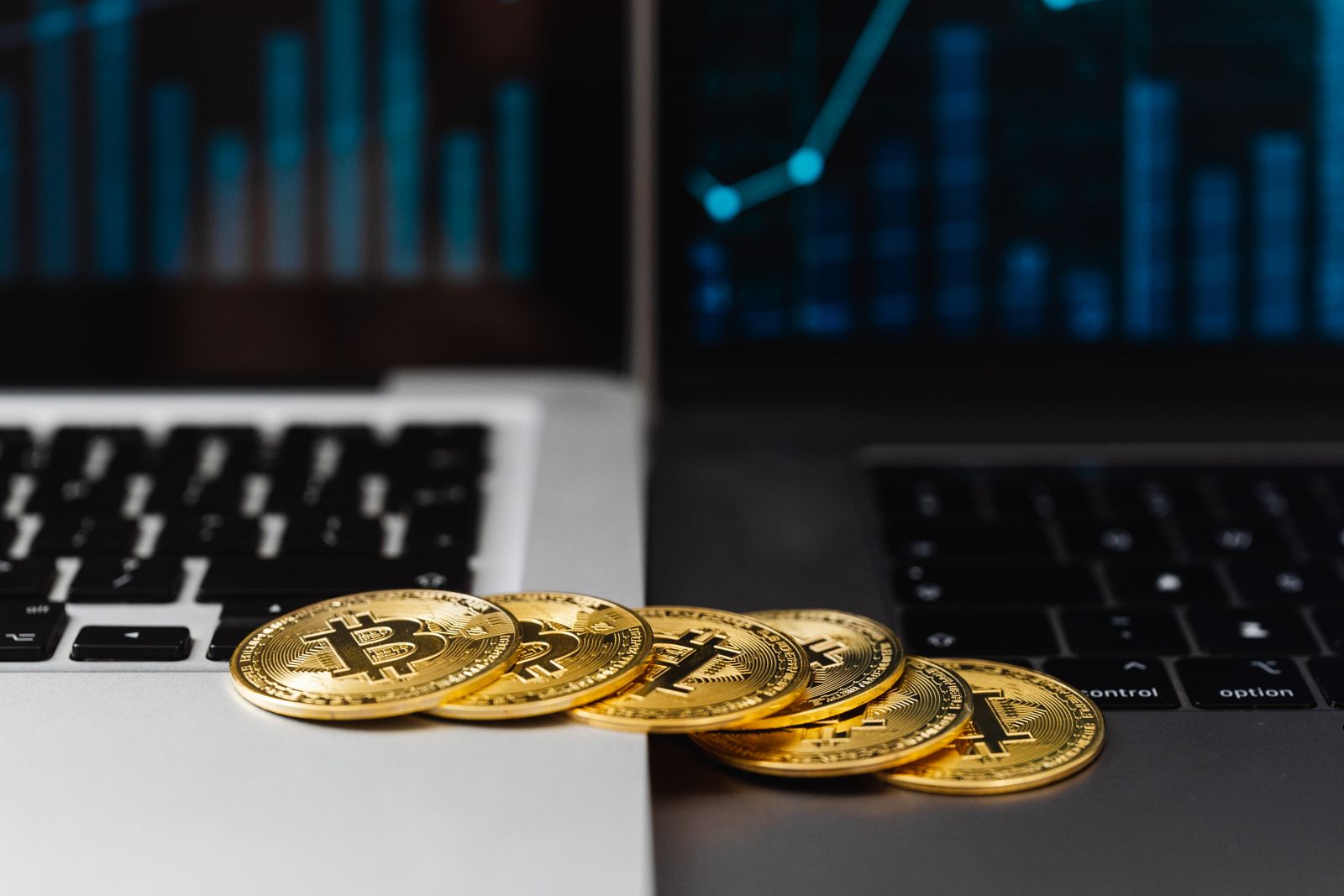 Những đồng Bitcoin đặt cạnh laptop giao dịch — Bitcoin lui về 80.000 USD, đếm ngược 8 ngày tới CPI, CLARITY và FOMC cùng đổ bộ