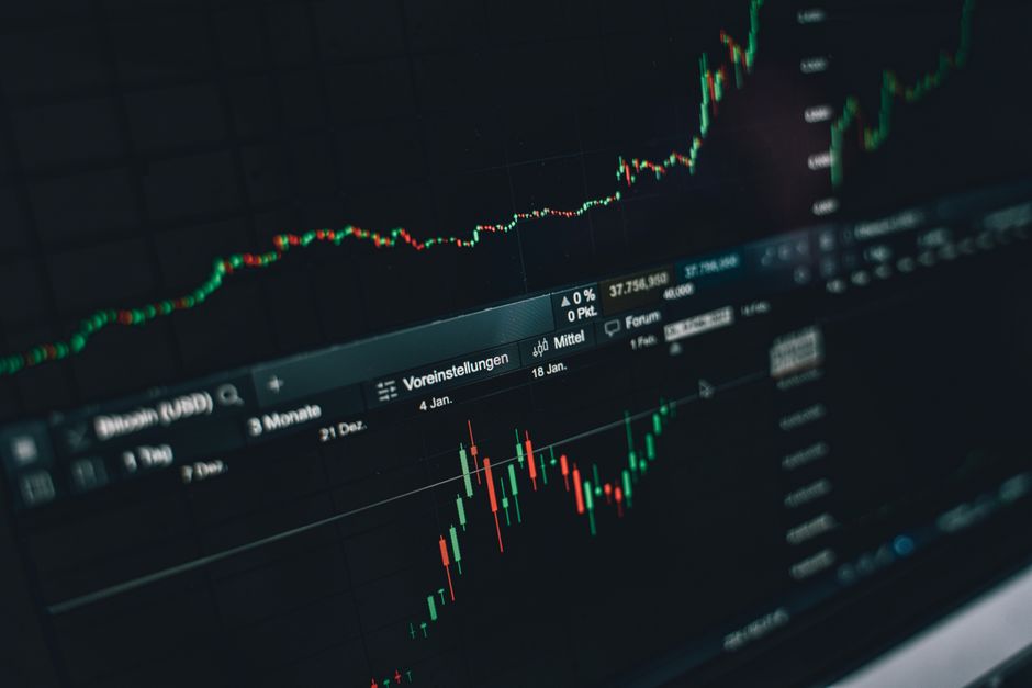 Biểu đồ biến động giá Bitcoin và làn sóng rút vốn ETF