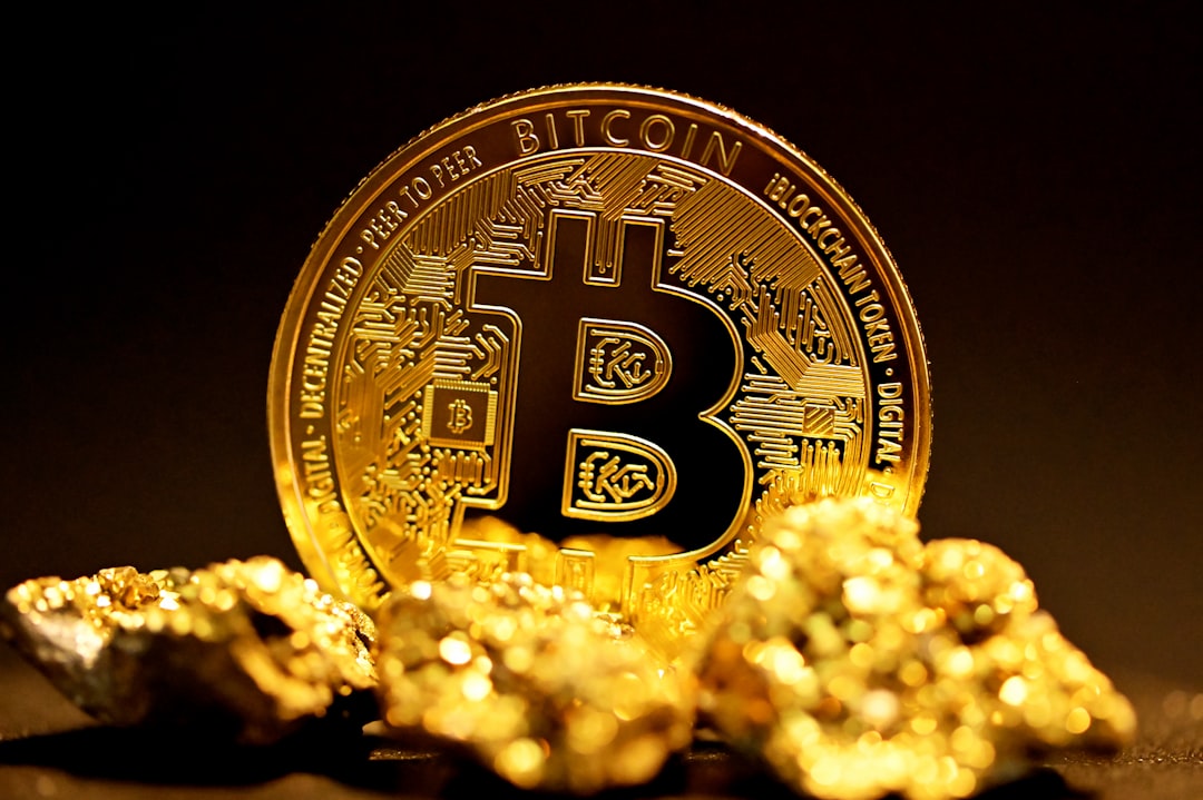 Đồng Bitcoin vàng trên nền tối — Bitcoin vượt 80.000 USD, Fear & Greed Index 80 điểm 'tham lam cực độ' cuối tháng 8/2026