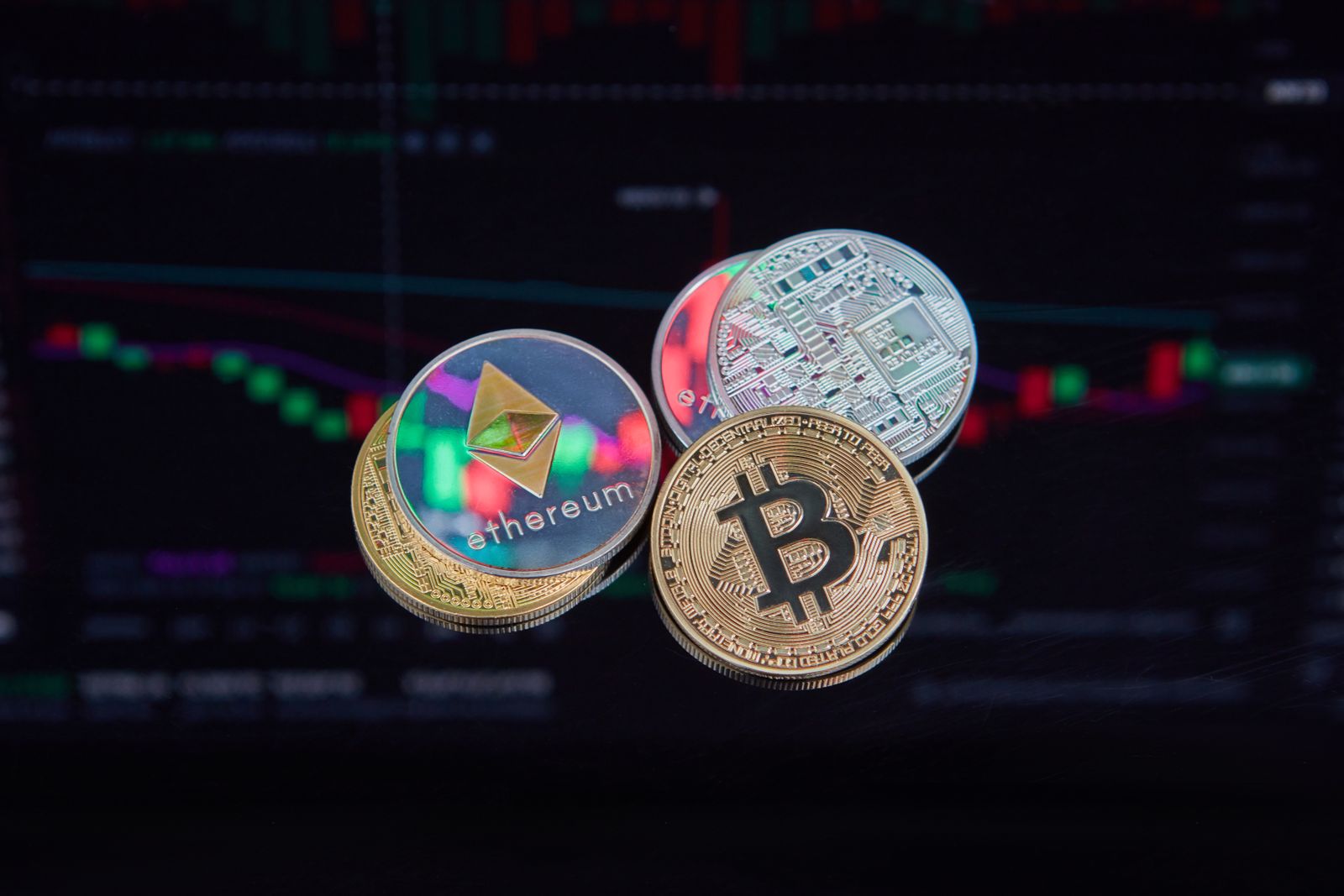 Đồng Bitcoin và Ethereum đặt trước biểu đồ xu hướng thị trường.