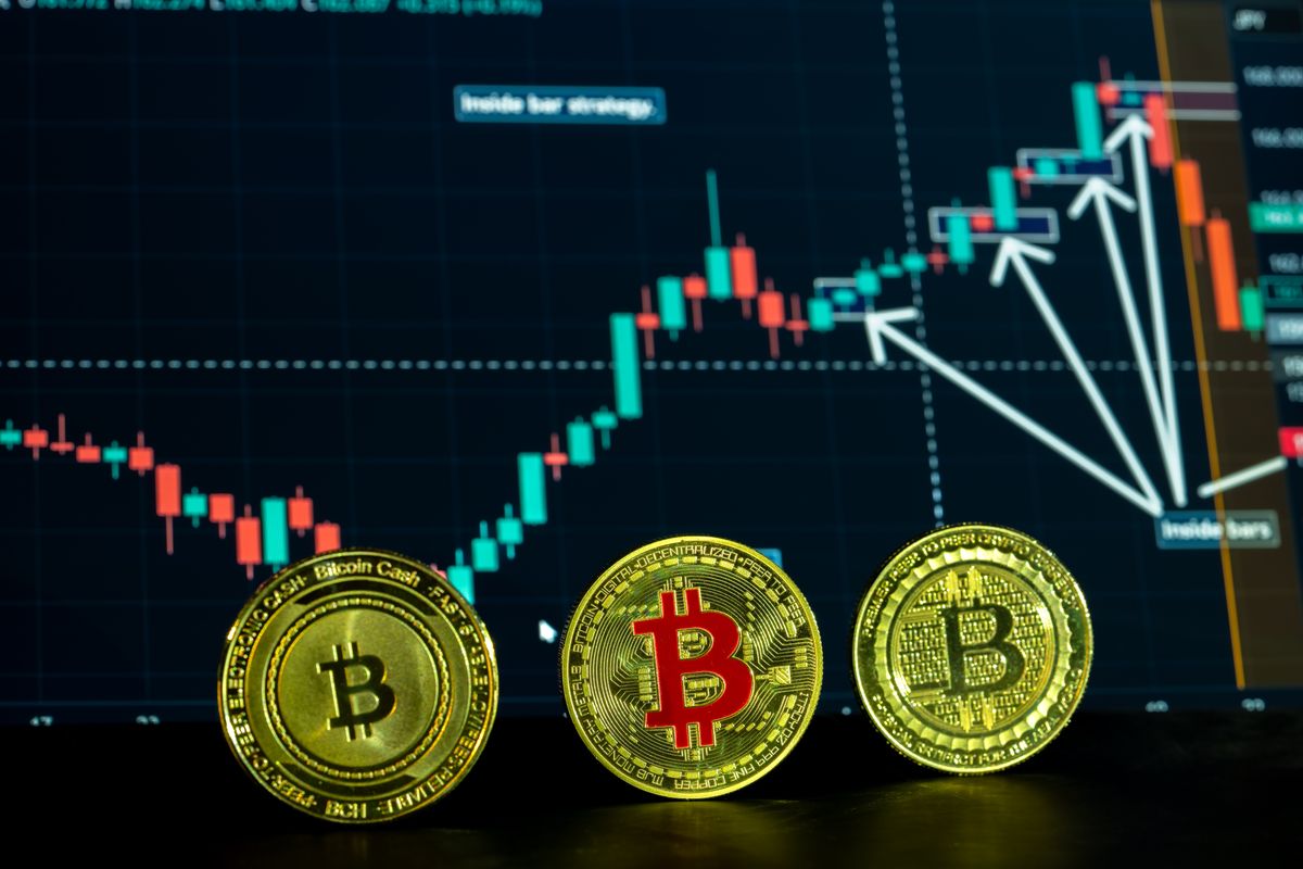 Biểu đồ giao dịch tài chính cùng hình ảnh đồng Bitcoin