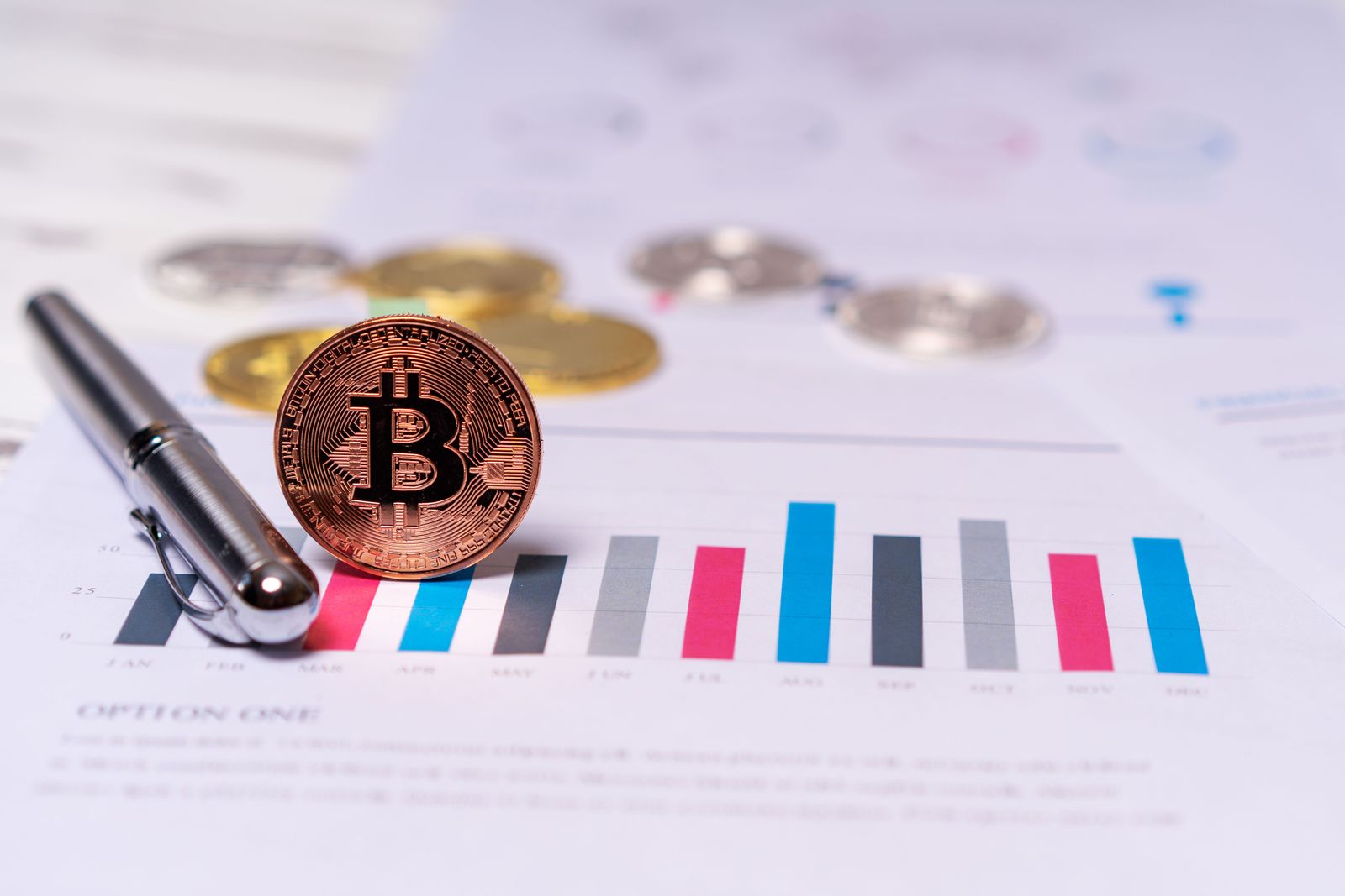 Đồng xu Bitcoin trên nền biểu đồ tài chính