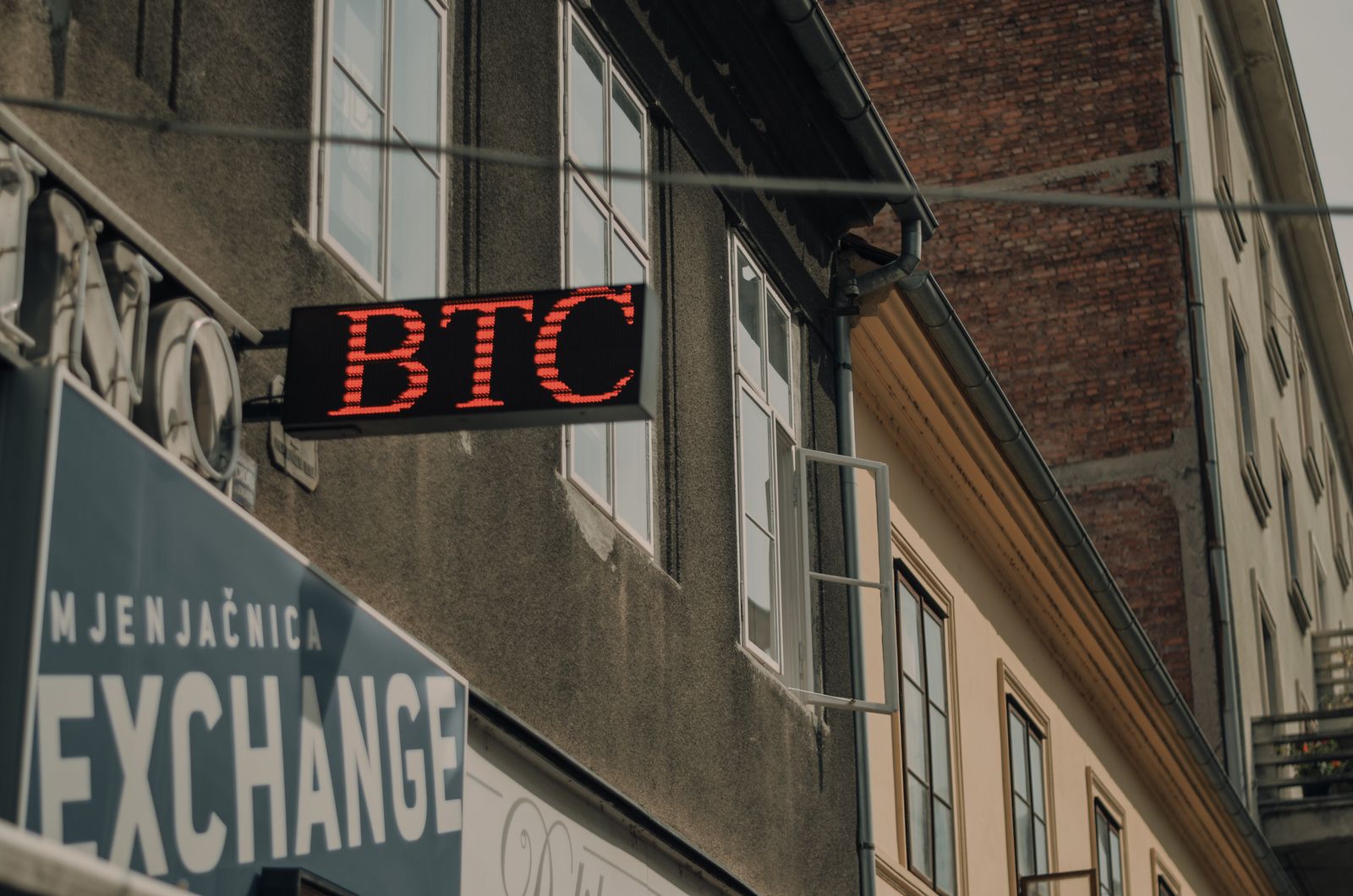 Tòa nhà có biển hiệu BTC và sàn giao dịch — hình ảnh ẩn dụ cho cuộc đua giấy phép sàn tiền mã hóa đầu tiên tại Việt Nam