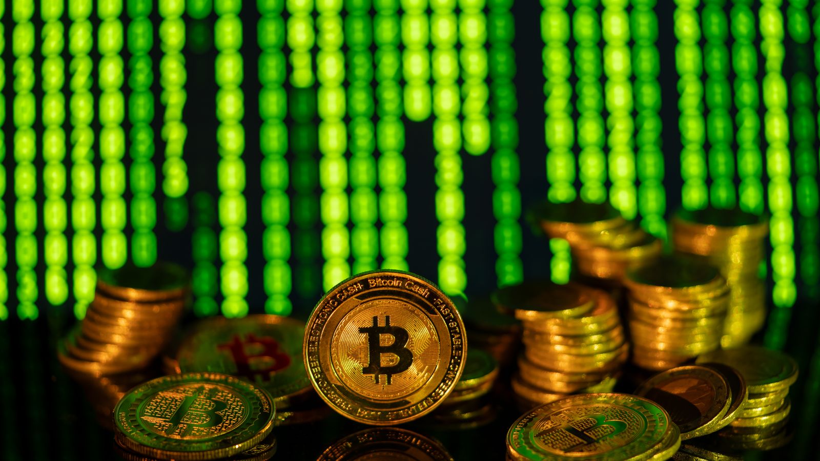 Các cột Bitcoin màu vàng xếp trước nền ma trận số — biểu tượng dòng vốn on-chain ngày SEC mở Innovation Exemption