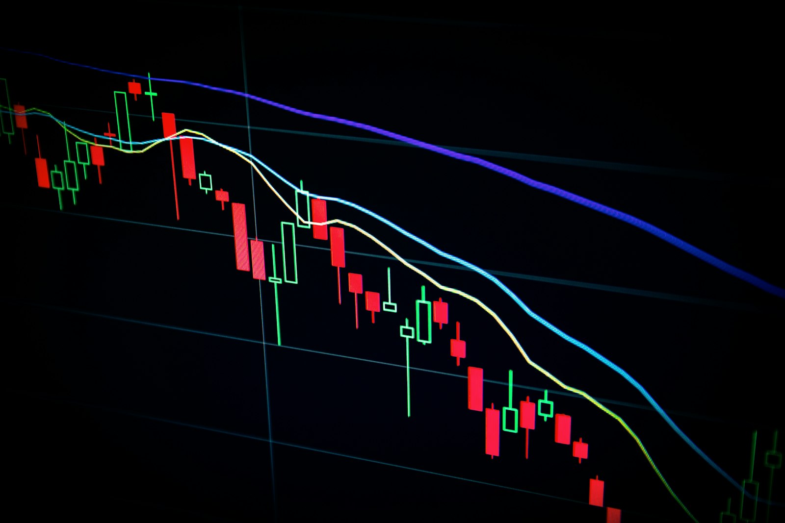 Thí điểm sàn giao dịch tài sản mã hóa Việt Nam 2026 — biểu đồ nến crypto trên màn hình tối