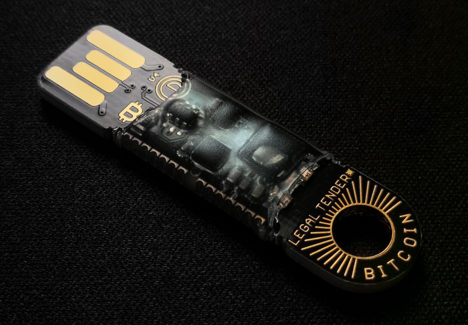 Thiết bị bảo mật phần hardware crypto và biểu tượng Bitcoin